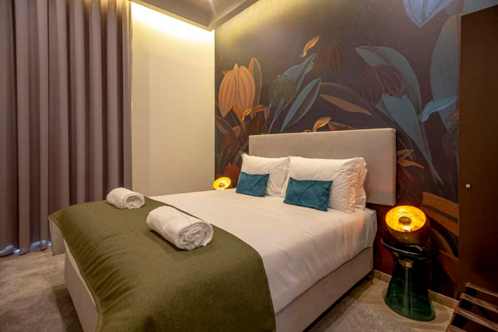 Projeto de Reabilitação e Interiores: Jacarandá Guest House, Faro Assinatura: The Creative & Co Tipologia: Boutique Guest House