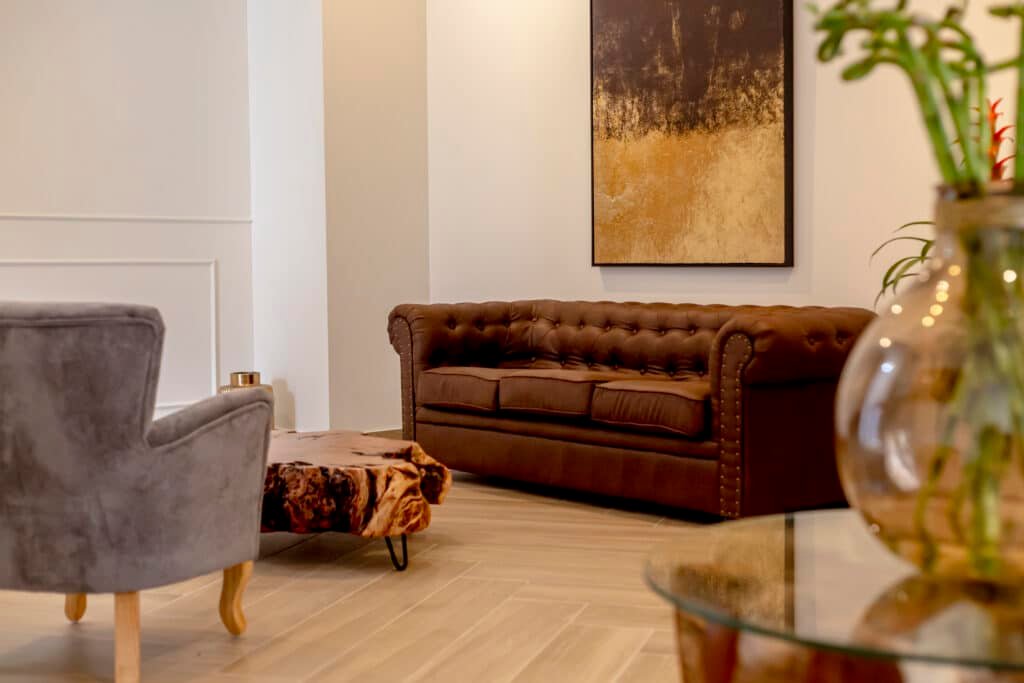 Projeto de Reabilitação e Interiores: Jacarandá Guest House, Faro Assinatura: The Creative & Co Tipologia: Boutique Guest House