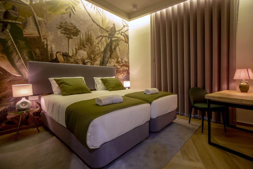 Projeto de Reabilitação e Interiores: Jacarandá Guest House, Faro Assinatura: The Creative & Co Tipologia: Boutique Guest House