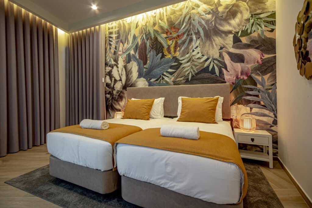 Projeto de Reabilitação e Interiores: Jacarandá Guest House, Faro Assinatura: The Creative & Co Tipologia: Boutique Guest House