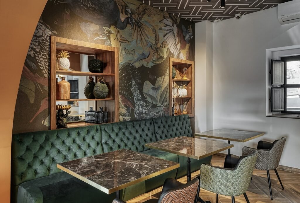 Design de Interiores: O Exotismo Elegante do Rei Wamba Petisqueira O Rei Wamba Petisqueira, localizado num edifício icónico em Vila Velha de Ródão, reabriu após uma renovação completa com um projeto de interiores assinado pela The Creative & Co (The Creative Portugal). O resultado é um espaço que equilibra sofisticação contemporânea com toques de exotismo e uma atmosfera acolhedora.