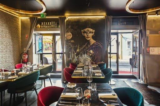 Design de interiores restaurante de luxo Algarve Etxea" ou "Decoração moderna restaurante Carvoeiro The Creative Portugal Descubra o projeto de design de interiores do Etxea Restaurant no Algarve. Um conceito de luxo assinado pela The Creative & Co que une o histórico ao moderno. Restaurante