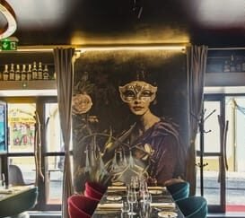 The project for Etxea Restaurant in Carvoeiro focuses on architectural value, material nobility, and the sensory experience of design within a historic building. The interior design highlights include the use of deep blue tones contrasted with natural wood and an open kitchen concept as the project's heart. The Creative Portugal.