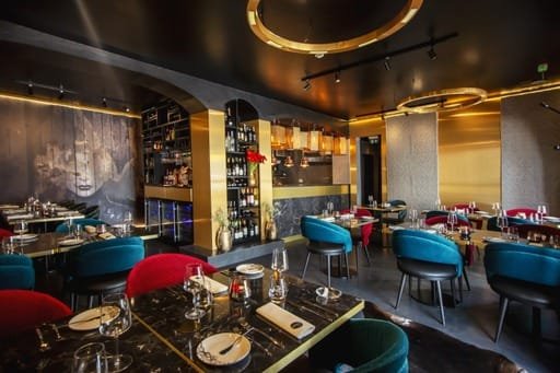 Design de interiores restaurante de luxo Algarve Etxea" ou "Decoração moderna restaurante Carvoeiro The Creative Portugal Descubra o projeto de design de interiores do Etxea Restaurant no Algarve. Um conceito de luxo assinado pela The Creative & Co que une o histórico ao moderno. Restaurante