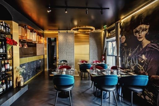 Design de interiores restaurante de luxo Algarve Etxea" ou "Decoração moderna restaurante Carvoeiro The Creative Portugal Descubra o projeto de design de interiores do Etxea Restaurant no Algarve. Um conceito de luxo assinado pela The Creative & Co que une o histórico ao moderno. Restaurante