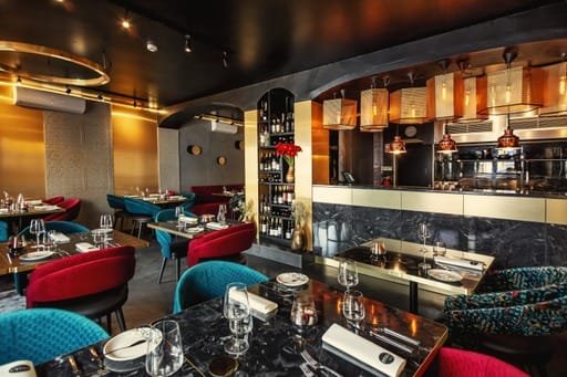 Design de interiores restaurante de luxo Algarve Etxea" ou "Decoração moderna restaurante Carvoeiro The Creative Portugal Descubra o projeto de design de interiores do Etxea Restaurant no Algarve. Um conceito de luxo assinado pela The Creative & Co que une o histórico ao moderno. Restaurante