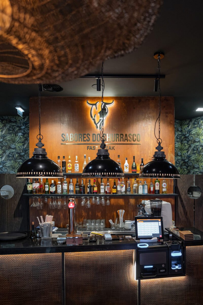 Projeto de Interiores: Restaurante Sabores Churrasco Alegro Shopping Assinatura: The Creative & Co Tipologia: Restaurante / Hospitality Conceito: Elegância moderna e sofisticada
