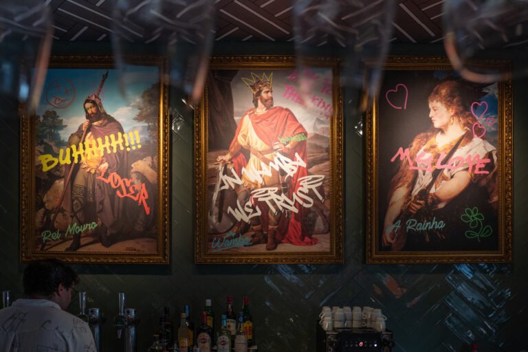 Projeto de Interiores: Rei Wamba Petisqueira Assinatura: The Creative & Co Tipologia: Restaurante / Hospitality Conceito: Exotismo Elegante