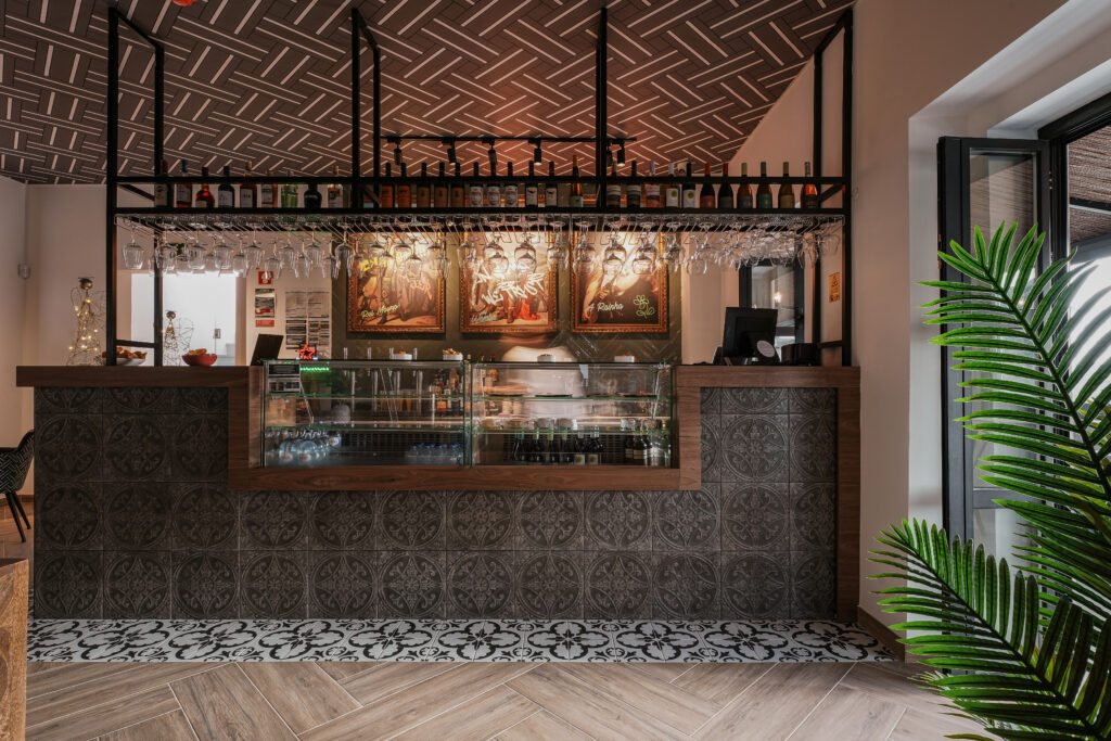 Projeto de Interiores: Rei Wamba Petisqueira Assinatura: The Creative & Co Tipologia: Restaurante / Hospitality Conceito: Exotismo Elegante