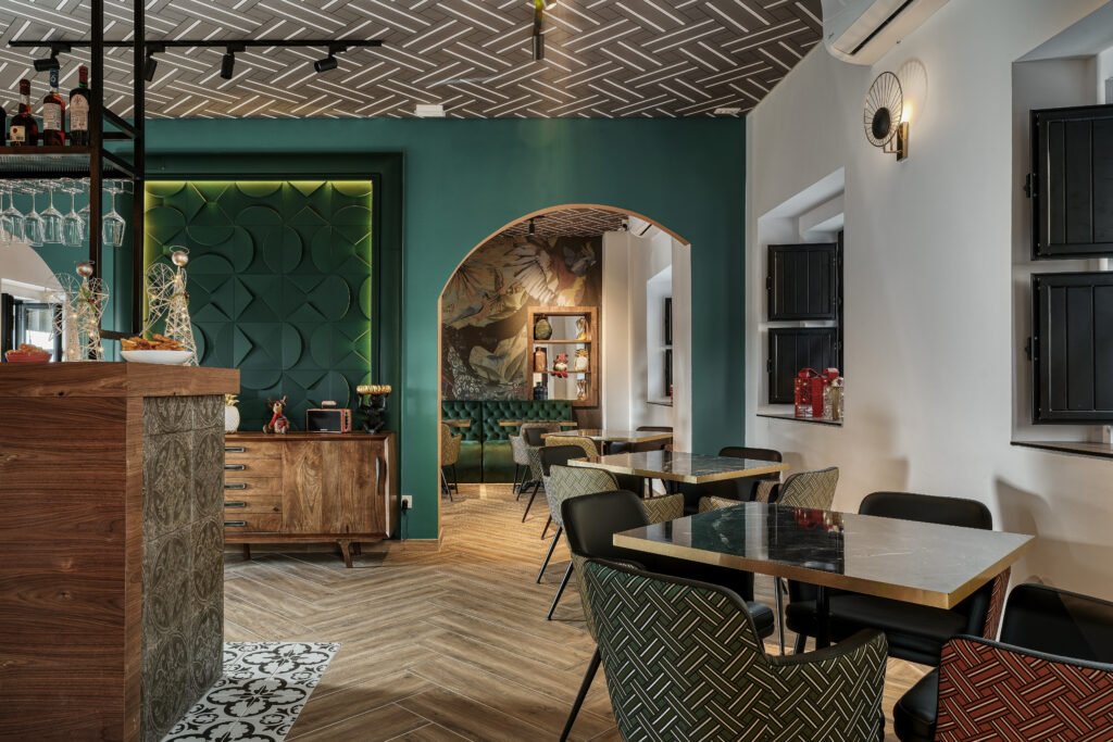 Projeto de Interiores: Rei Wamba Petisqueira Assinatura: The Creative & Co Tipologia: Restaurante / Hospitality Conceito: Exotismo Elegante