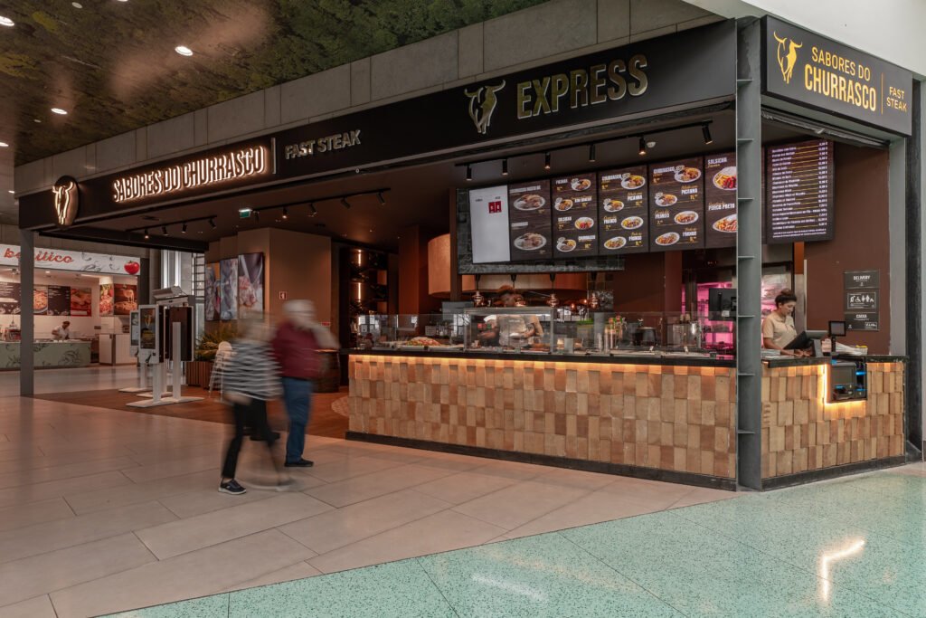 Comercial: "Design de interiores para lojas", "decoração de espaços comerciais modernos". Restauração/Bares: "Design de interiores para restaurantes", "projetos de decoração para bares", "otimização de layout de salas de jantar". Hotelaria/AL: "Decoração para Alojamento Local", "design de interiores para hotéis boutique", "estilo para casas de férias". Residencial: "Projetos de decoração de luxo", "remodelação de interiores residencial".